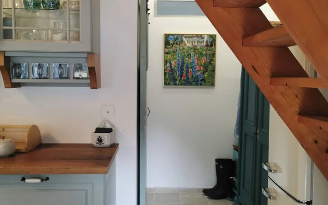 Sunny Wooden House on Creek, 30 Minutes Prague