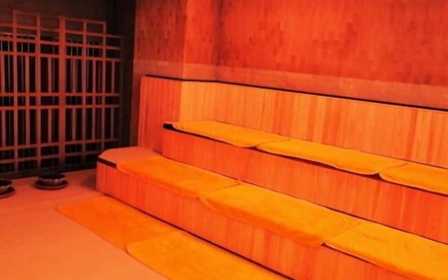 Sauna & Capsule Hotel Hollywood - Caters to Men