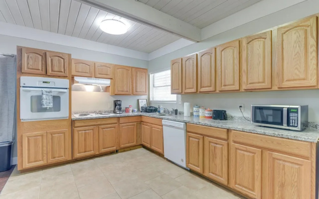 Walk to Beach: Galveston Vacation Rental!