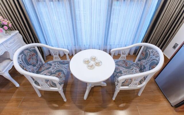 RedDoorz Plus @ Cach Mang Thang 8 Street