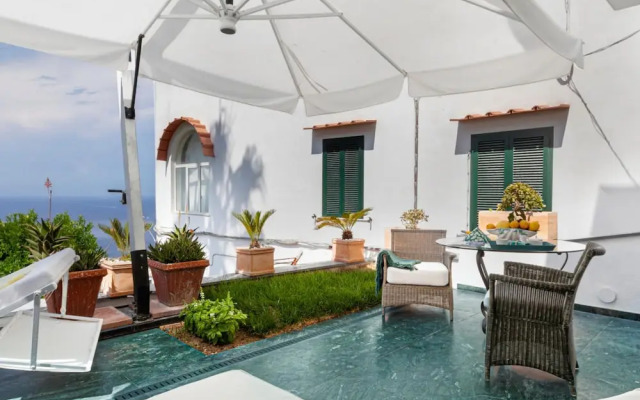 JJ Capri in Capri With 2 Bedrooms and 2 Bathrooms