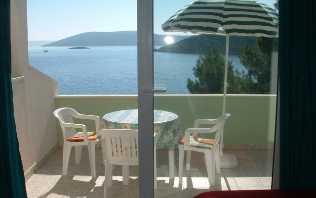 Tonka - 10 m From Beach - A3