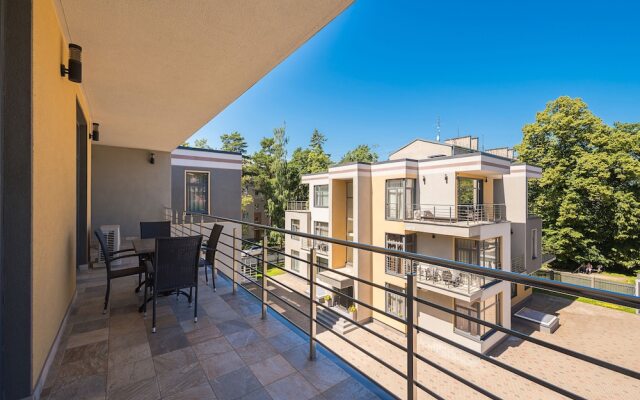 Black Pearl Apartments