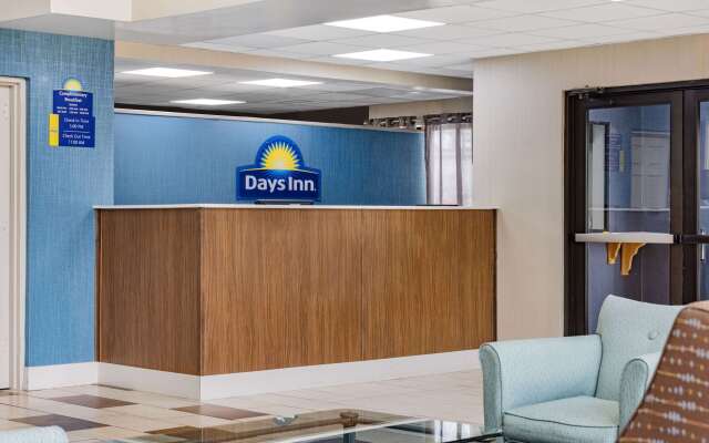Days Inn & Suites by Wyndham Savannah Midtown