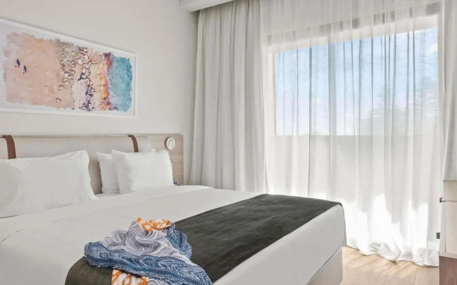 Mercure Larnaca Finikoudes Beach