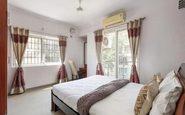 The Crimson Cove15 Min From BLR Palace