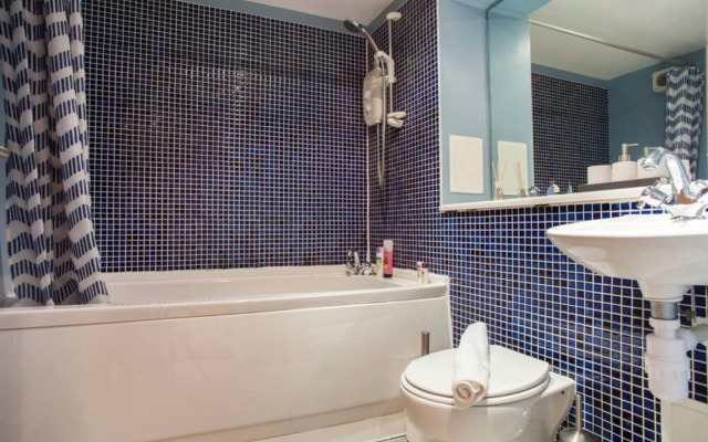 Bright & Stylish West End Apartment, Sleeps 2-4