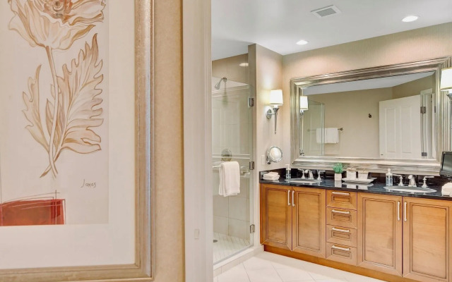 Premium Suite w/balcony at The Signature