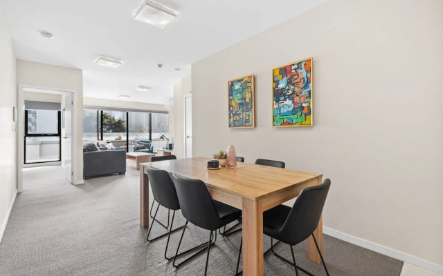 Chic Inner City Convenience, With Secure Parking – Guest Rooms – Melbourne