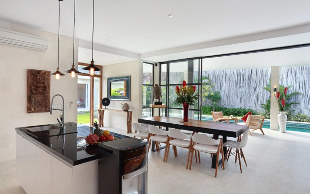 Seminyak White Design Villa