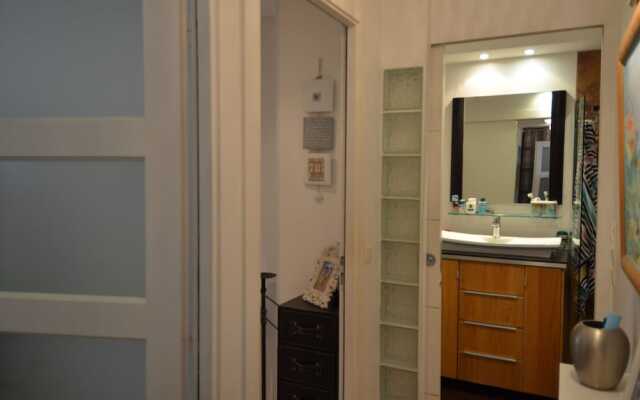 Modern apartment 6 persons with Jacuzzi in Nice Downtown