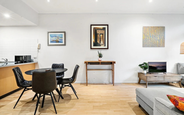 Peaceful 2-bed Apartment With Gym & Pool – Guest Rooms – Melbourne