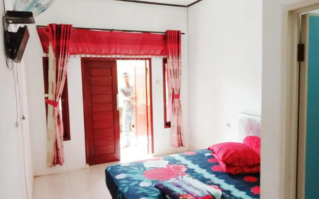 OYO 3303 Penginapan Putri Asih Sawarna