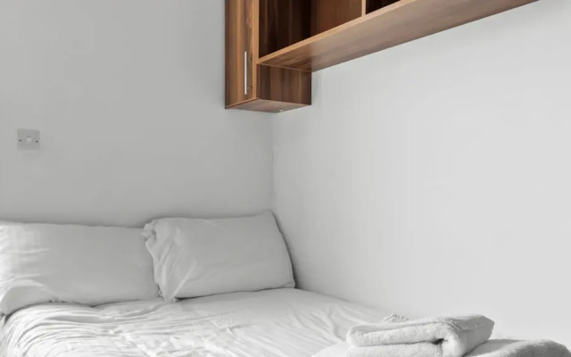 5 Bed Apartment @ Derriford Stays by Pureserviced