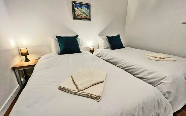 Immaculate 2-bed Apartment Town Centre