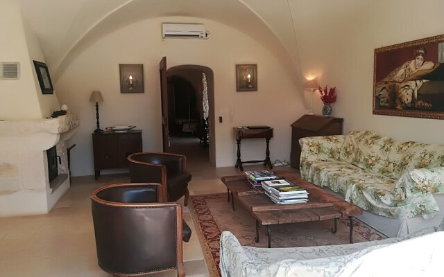 Beautiful Masseria Inside the Country and Near the sea