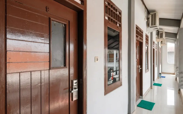 RedDoorz Syariah near Mall Of Serang