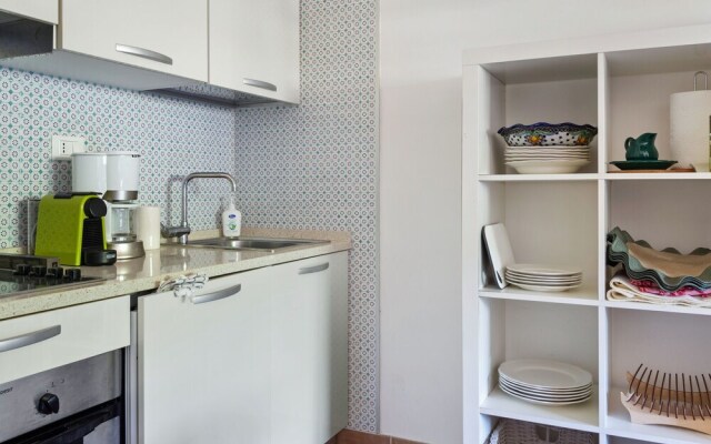 Waterfront Mansion in Rome near Lake