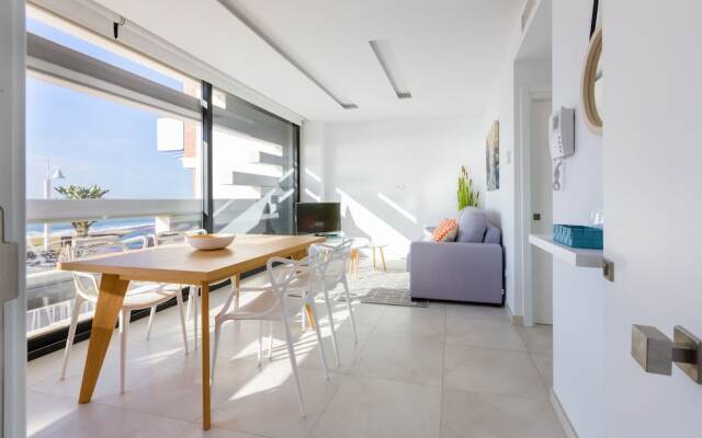 RENTHAS Calabeach Apartment