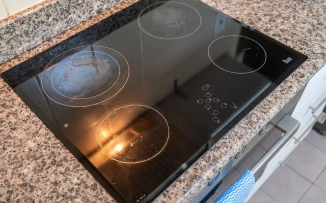 Refined 1BR Retreat in The Point Tower - Marina