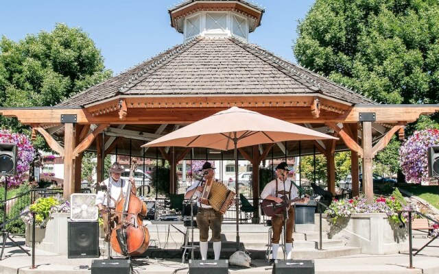 Whispering Winds Apartment 3 NW Comfy Cabins