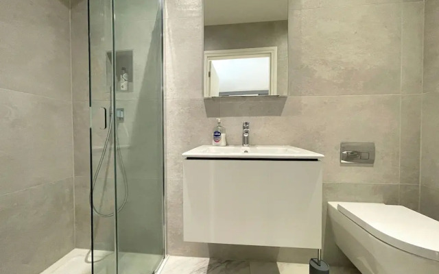 Modern and Sleek 2 Bed Apartment
