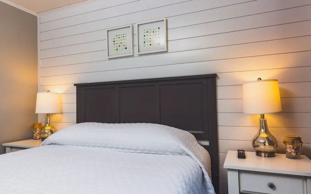 Bearskin Neck Motor Lodge