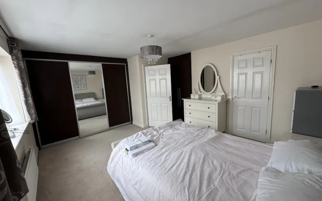 Spacious 4Bd House With Character In Coventry