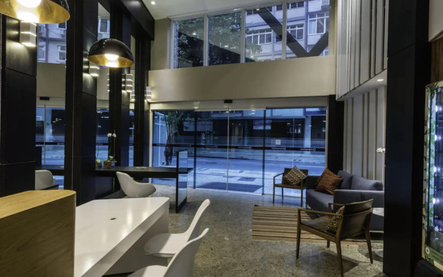 Apartamento com serviços a 300 metros do mar