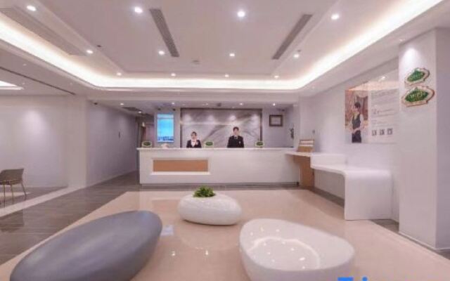 Vienna 3 Best Hotel (Shanghai Qiantan Sanlin Subway Station)