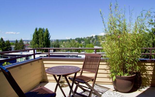 Walkable OTS Mid Century Condo-Pool