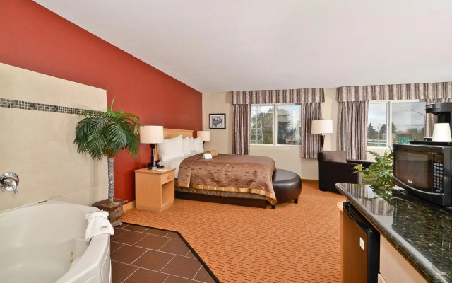 Clackamas Inn & Suites