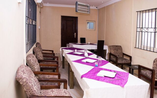 Maxton Suites Magodo