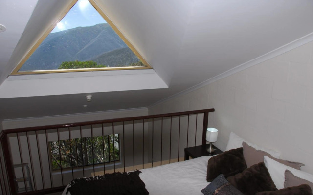 Summit Ridge Alpine Lodge