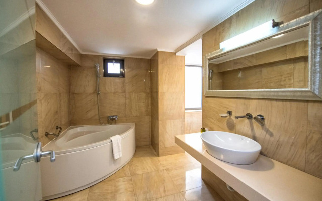 Hotel Roman by Dumbrava