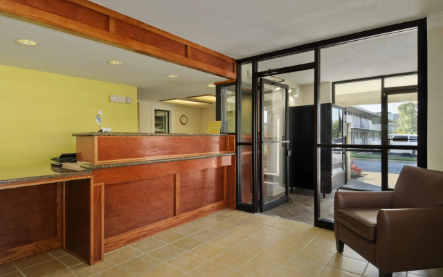 Days Inn by Wyndham Overland Park/Metcalf/Convention Center