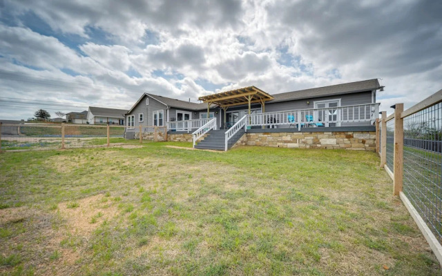 Pet-friendly Texas Retreat w/ Deck & Gas Grill!