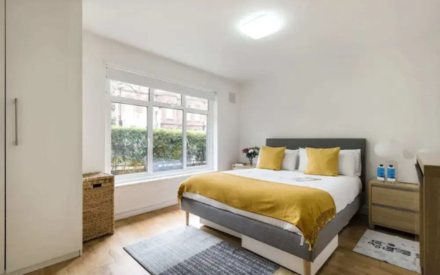 Bright and Spacious Philbeach Garden Apartment
