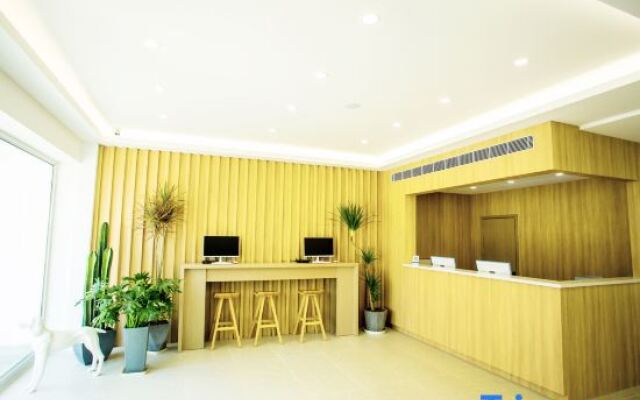 Yuerong Hotel (Liaoyang Liaohua Tesco)