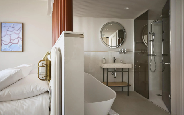 Marina Bay Riviera Hotel, Curio Collection by Hilton