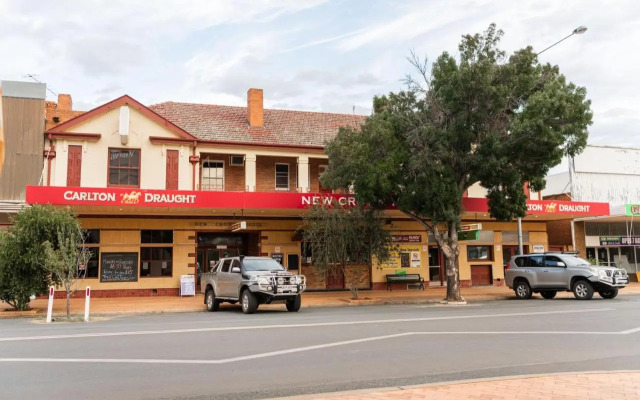 New Crown Hotel Motel