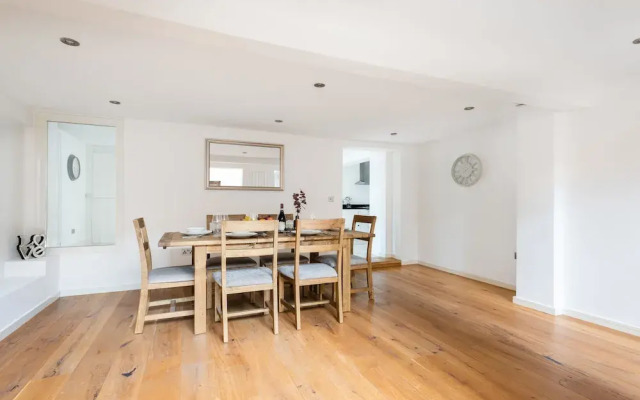 Platinum Apartment in Camden 9946