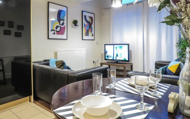 Tudors eSuites Park Central Apartment