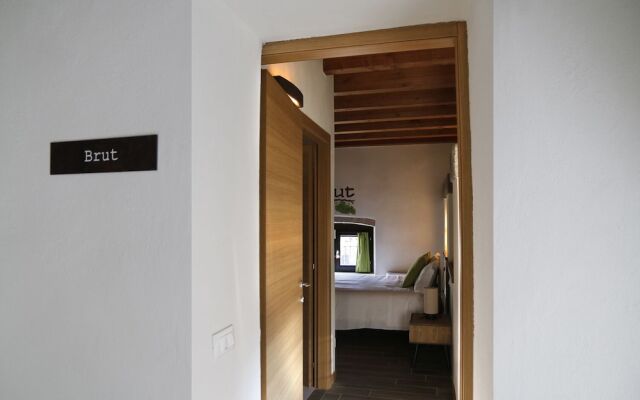 Smart Rooms & Restaurant