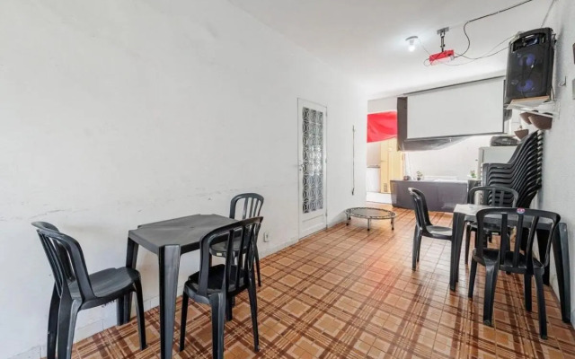 Quarto em residência tranquila e familiar