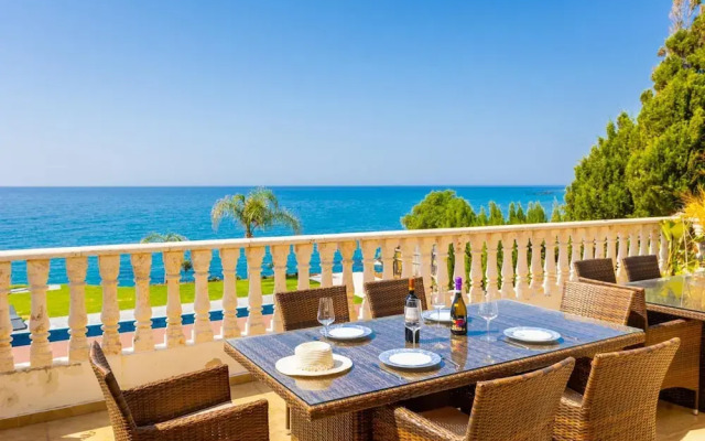 Villa Beach Heaven in Pomos