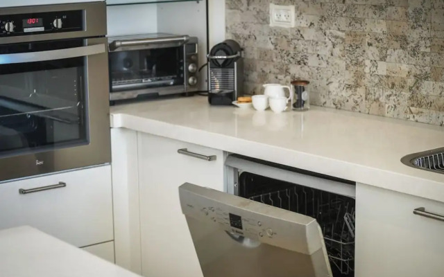 High end 2 BR w panoramic City view