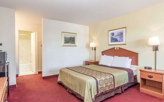 Super 8 by Wyndham Bakersfield/Central