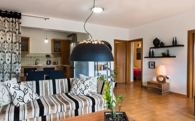 Dream Lux Flat with Great Outdoor Pool & Parking