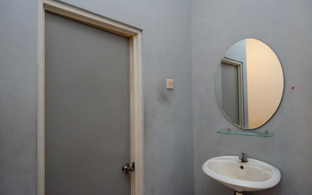 RedDoorz At Golden Inn Tugu Yogyakarta